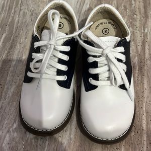 Footmates toddler size 8 worn twice almost perfect!!! Navy and white